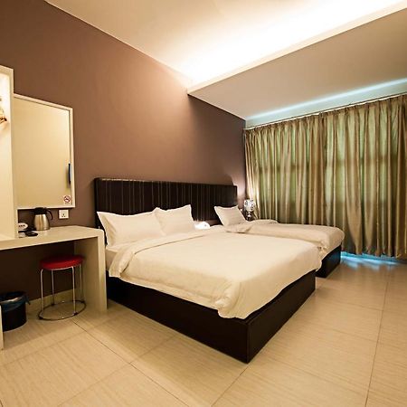 Seven Hotel Putatan Buitenkant foto