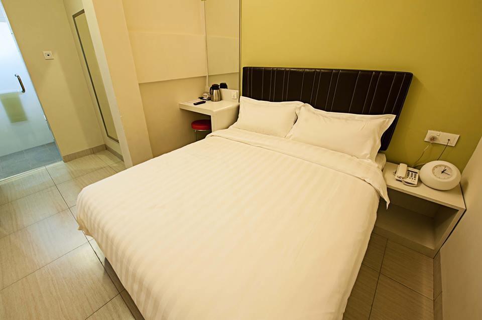 Seven Hotel Putatan Buitenkant foto