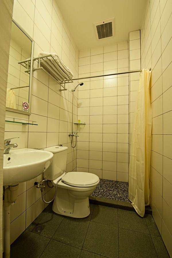 Seven Hotel Putatan Buitenkant foto