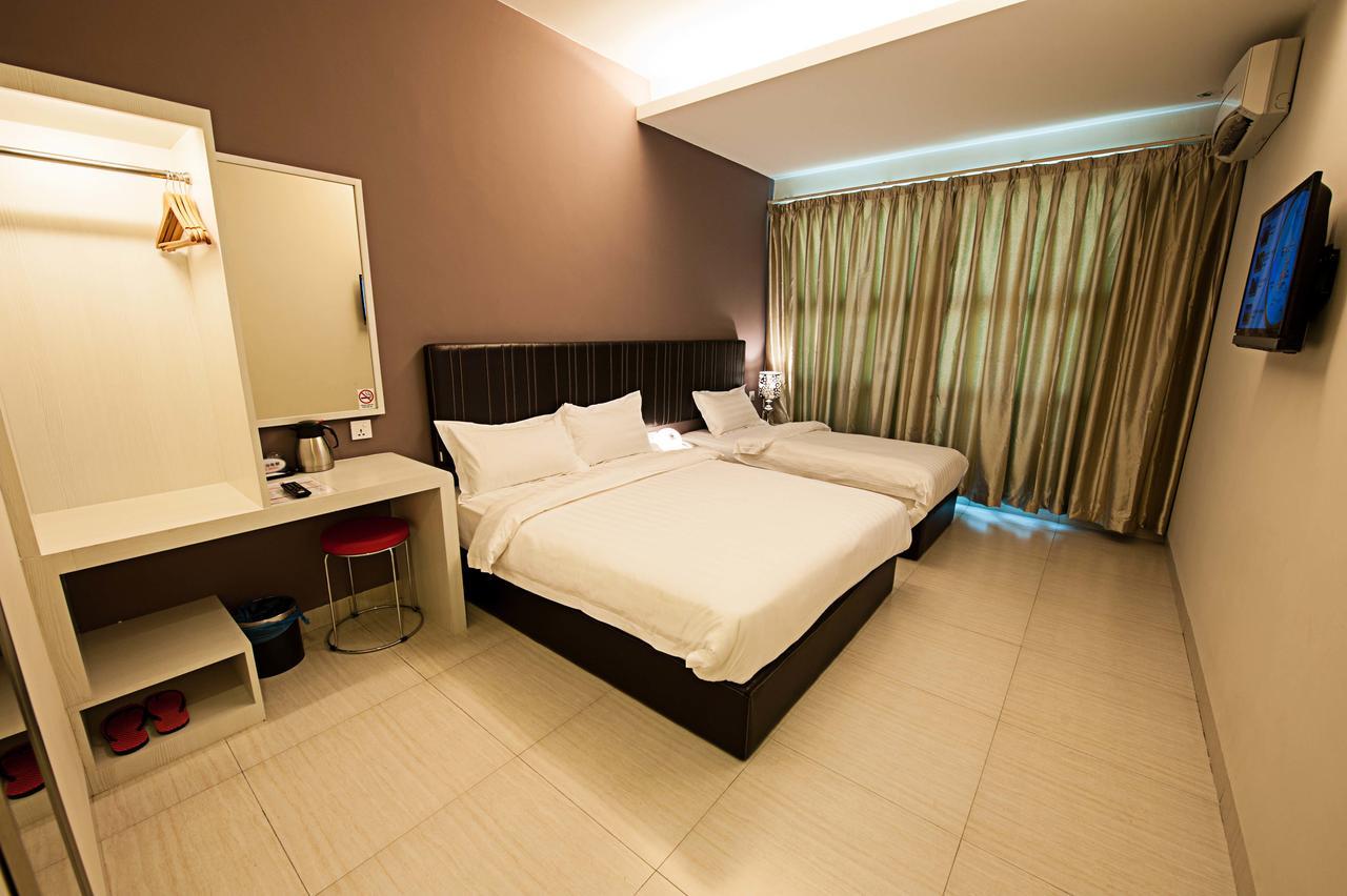 Seven Hotel Putatan Buitenkant foto