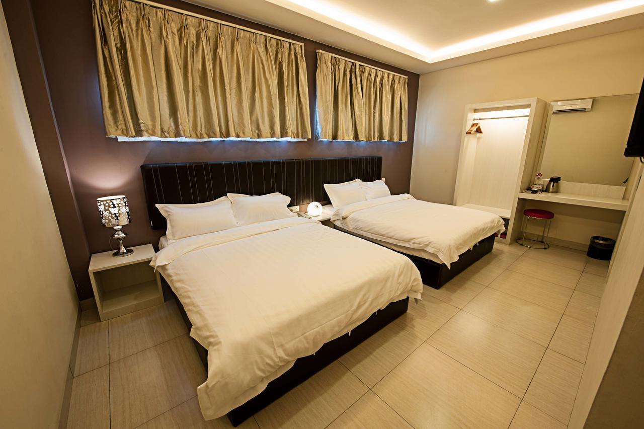Seven Hotel Putatan Buitenkant foto