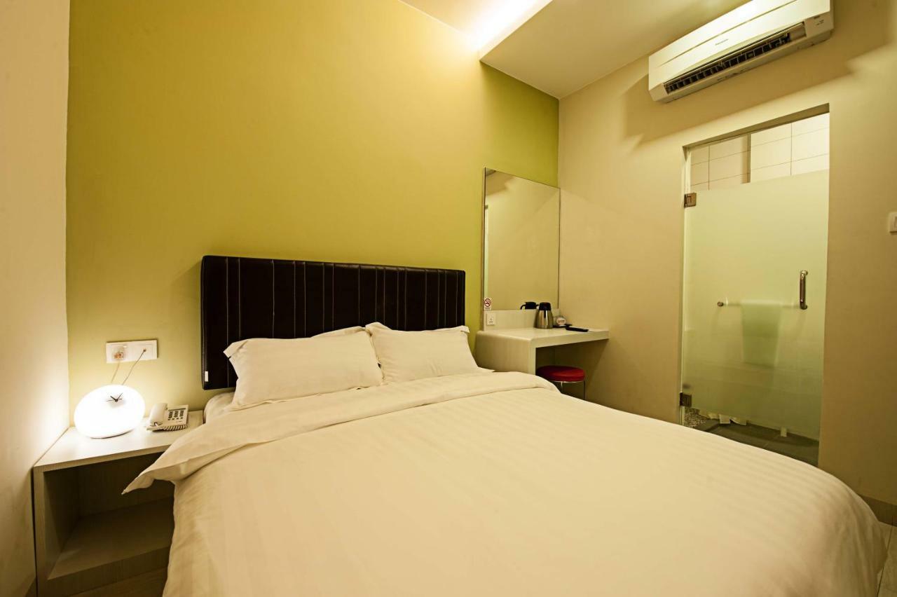 Seven Hotel Putatan Buitenkant foto